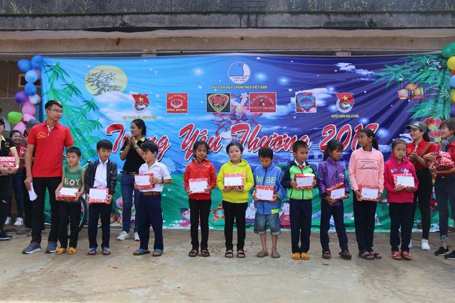 20 suất học bổng dành tặng học sinh nghèo dịp tết trung thu