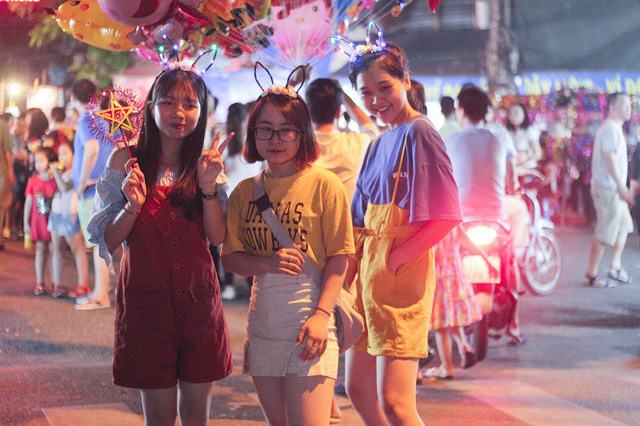 Dù phải chịu cảnh xua đuổi, mua mới được chụp hình, nhiều bạn trẻ thậm chí bất chấp cảnh đùn đẩy, chen chúc vẫn muốn lưu giữ những tấm ảnh tại khu phố rực rỡ này.