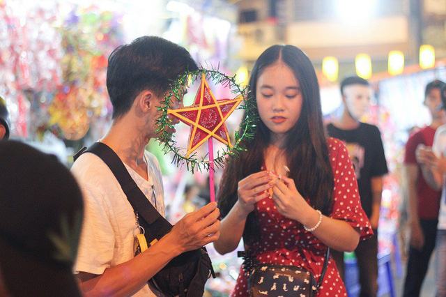 Người người đổ về phố Hàng Mã chụp ảnh ở tất cả các khung giờ trong ngày, từ sáng, chiều và cả tối khi ánh sáng không được thuận lợi vẫn rất đông bạn trẻ tới check-in.