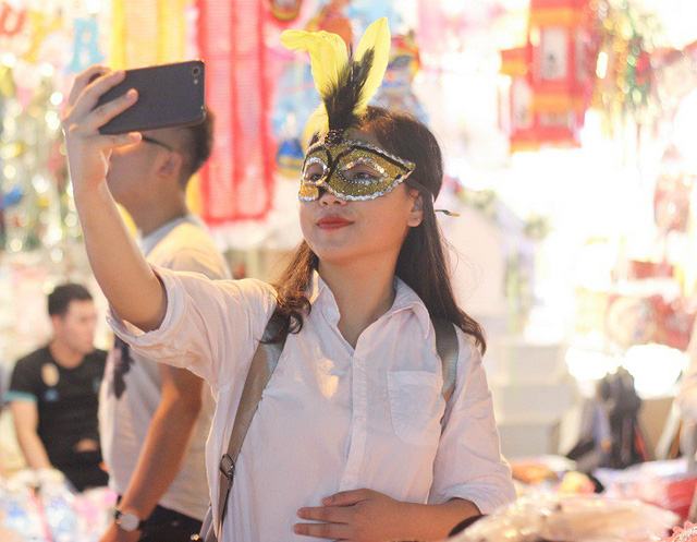 Những gian hàng bày bán đủ các thứ đồ nhiều màu sắc, được trang trí rực rỡ là địa điểm lý tưởng để lui tới chụp ảnh. Chính vì vậy không khó để bắt gặp những bạn trẻ rủ nhau về đây check-in không khí Trung thu.