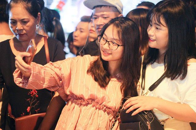 Cùng theo dõi một số hình ảnh của bạn trẻ tại phố Hàng Mã những ngày Tết Trung thu.