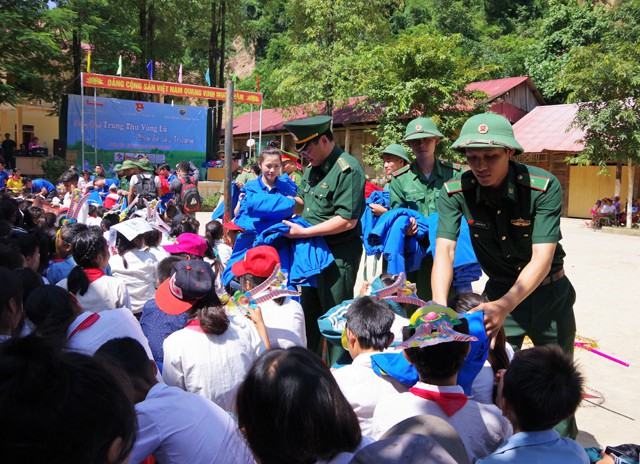 
Hơn 1.500 chiếc áo ấm, trong đó có 1.000 chiếc do Bí thư Tỉnh ủy Nghệ An Nguyễn Đắc Vinh kêu gọi đã được trao tới học sinh 5 xã thuộc 3 huyện chịu ảnh hưởng nặng nề do mưa lũ trong thời gian vừa qua.
