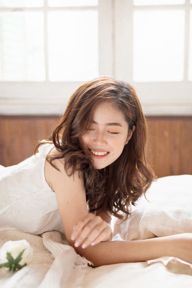 Đó là nụ cười lộ chiếc răng khểnh duyên dáng của cô nàng. Hạnh rất thích có răng khểnh và không có ý định chỉnh sửa dù rằng hiện nay các bạn trẻ ưa chuộng làm răng đều tăm tắp như phương tây.