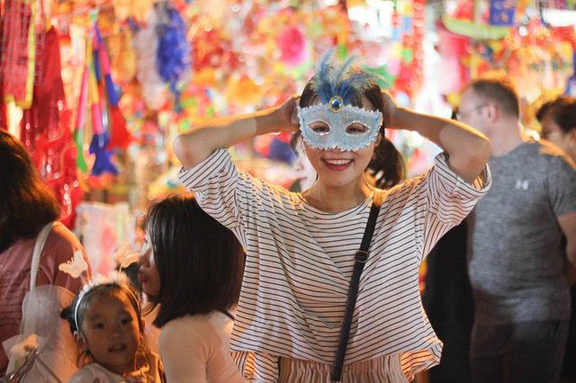 
Phố Hàng Mã những ngày qua luôn đông nghịt người, kẻ mua người bán tấp nập dịp Trung thu
