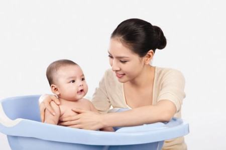 Cách tắm cho trẻ sơ sinh dưới 1 tháng tuổi chuẩn như y tá