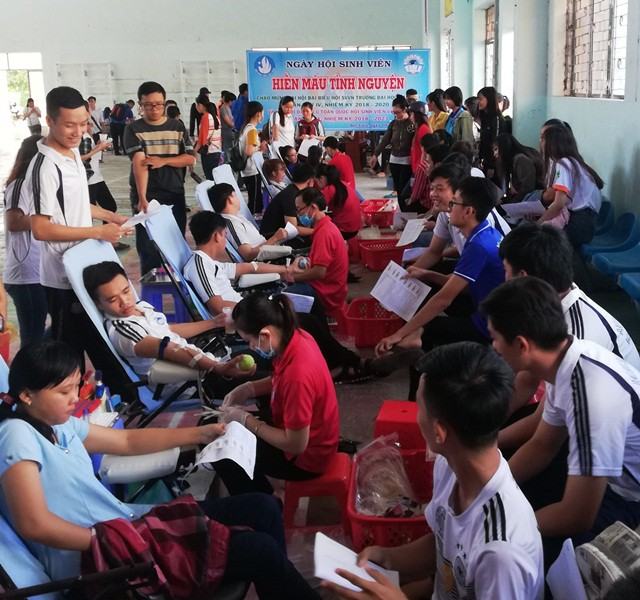 Đông đảo sinh viên tham gia hiến máu tình nguyện.