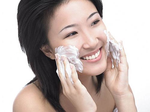 Có nên dùng sữa rửa mặt hàng ngày không?