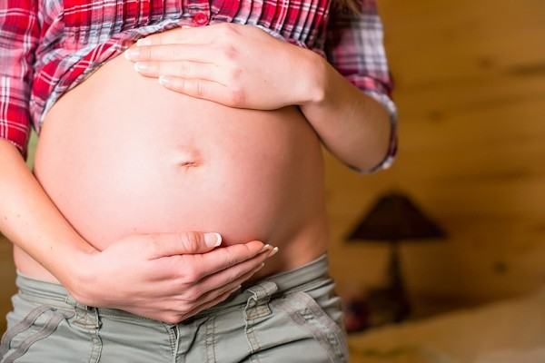 Mang thai tháng thứ 9 bị đau bụng dưới có nguy hiểm không?