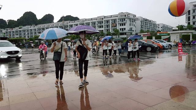 Dù trời mưa to nhưng hàng nghìn học sinh vẫn đổ về Quảng trường 30/10