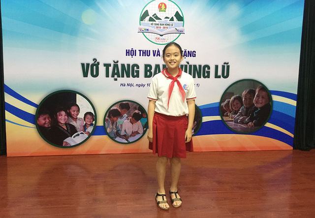 Tô Thanh Mai, học sinh lớp 5 trường Tiểu học Đoàn Thị Điểm (Hà Nội) bán đồ chơi cũ, quần áo cũ để góp tiền mua vở tặng các bạn học sinh vùng lũ.