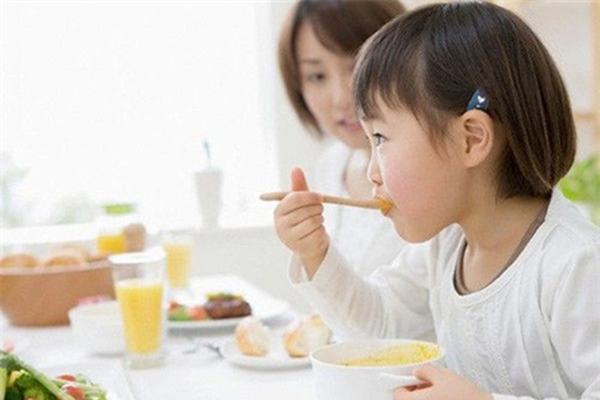 Khi nào cho trẻ ăn cơm là thích hợp và tốt nhất?