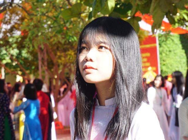 Vẻ xinh đẹp thuần khiết của nữ sinh Trường THPT chuyên Phan Bội Châu trong ngày khai giảng.