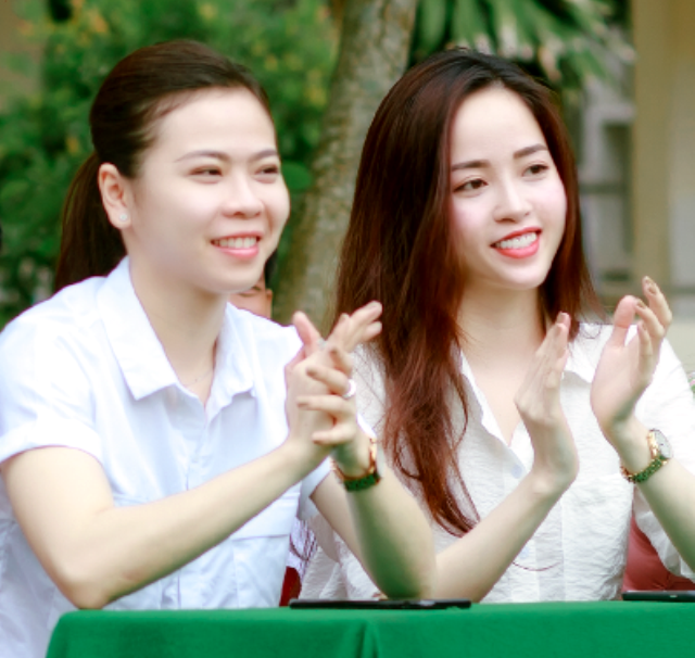 Hoa khôi Vũ Thanh Tú (bên phải) tươi tắn cùng bạn bè về tham dự lễ khai giảng năm học mới 2018-2019 vừa qua ở một trường THCS của tỉnh Vĩnh Long.