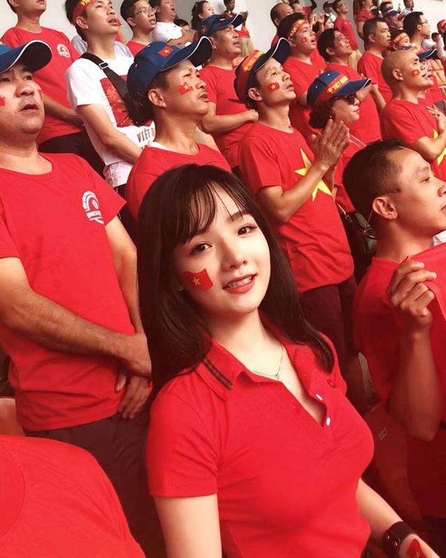 
Cô gái xinh đẹp nổi đình đám sau khi xuất hiện trên đài truyền hình Hàn
