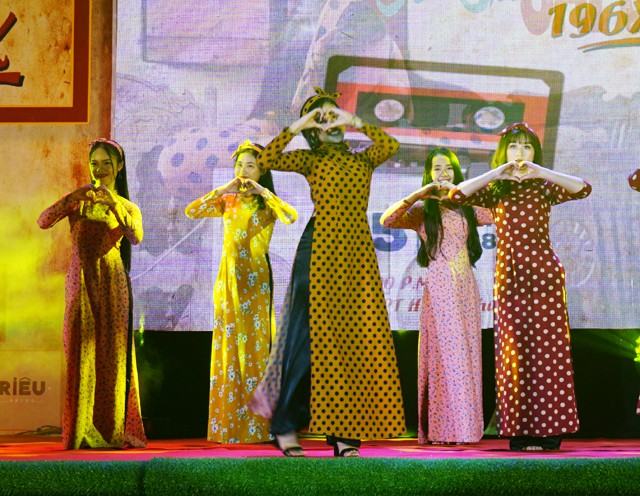Những nữ sinh Trường THPT Huỳnh Thúc Kháng (còn được biết đến với cái tên Trường Quốc học Vinh - ngôi trường có bề dày gần 100 năm) xuất hiện trong tà áo dài nhưng không kém phần năng động, trẻ trung ở đầu chương trình.