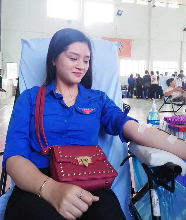 Huỳnh Ngọc Như đang tham gia hiến máu tình nguyện.