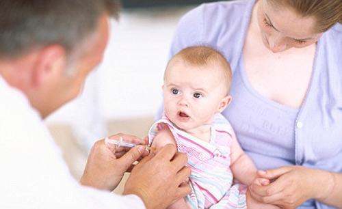 Tiêm phòng cho trẻ sơ sinh bị sốt có nguy hiểm không?
