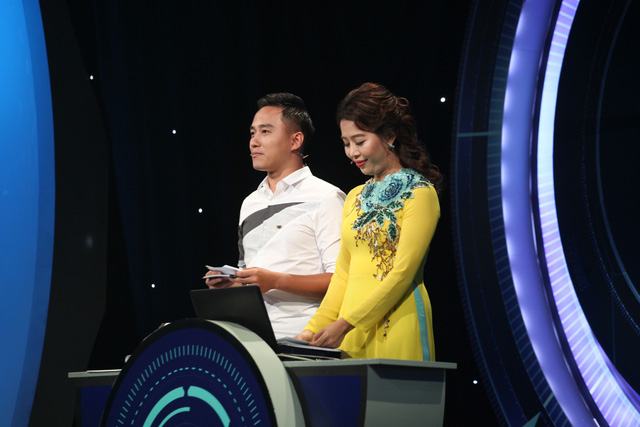 MC Ngọc Huy (bên trái) song hành cùng MC Diệp Chi trong trận Chung kết Đường lên đỉnh Olympia (Ảnh: Kim Bảo Ngân)