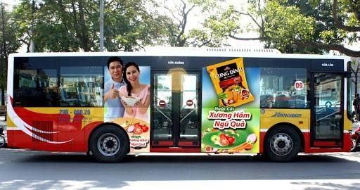Hình thức, nội dung quảng cáo trên xe bus phải theo đúng luật quảng cáo quy định